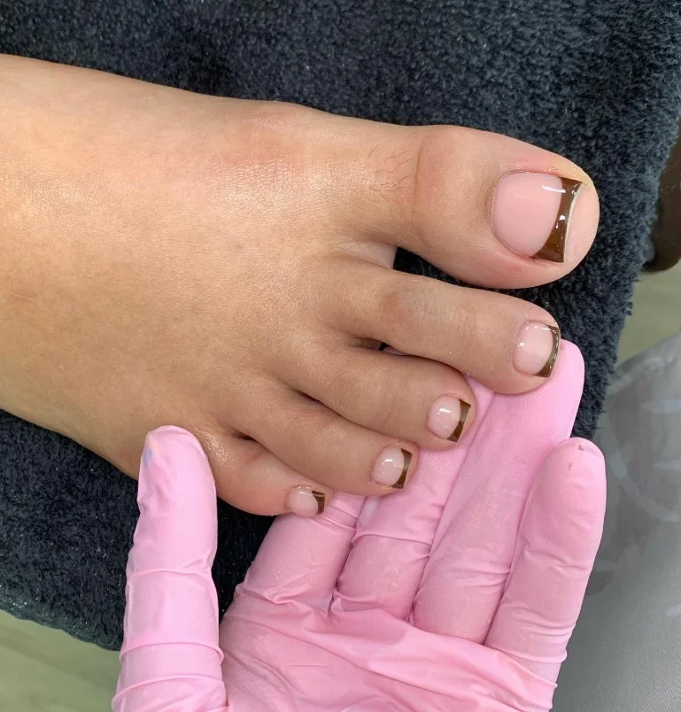 Brown French tip fall toe nail designs with clean nude base and modern finish.