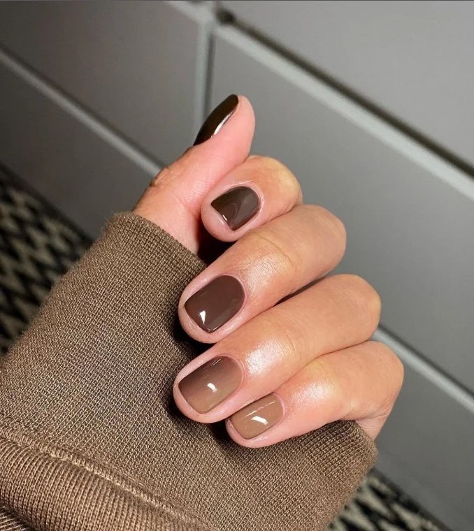 Cinnamon mocha ombré nails blending soft caramel and chocolate brown shades.