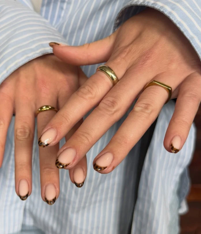 Short tortoiseshell press-on nails with glossy amber pattern.