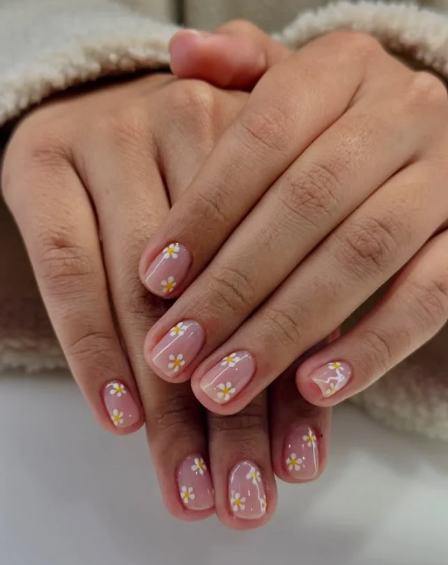 Tiny daisy short press-on nails with delicate white floral art.
