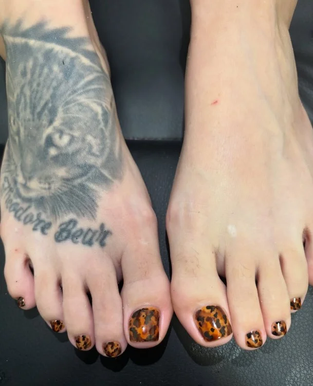 Tortoiseshell accent big toe with chocolate brown polish for stylish fall toe nail designs.