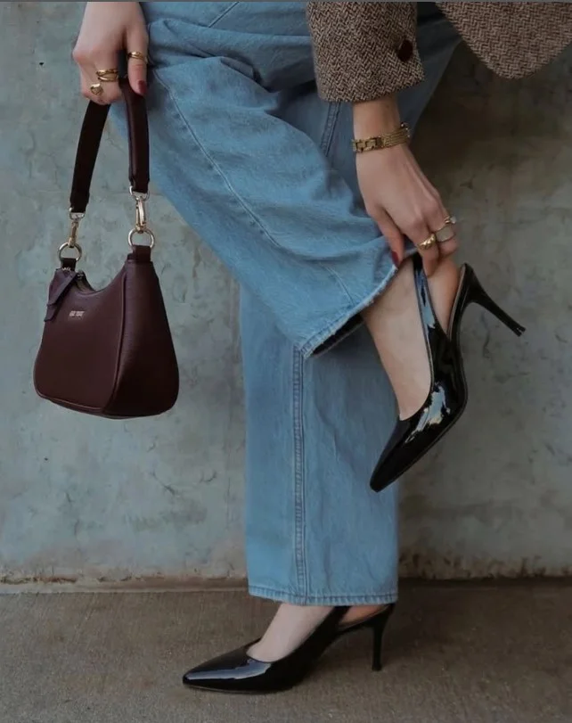Woman wearing light jeans with a simple tank top and elegant pointed heels