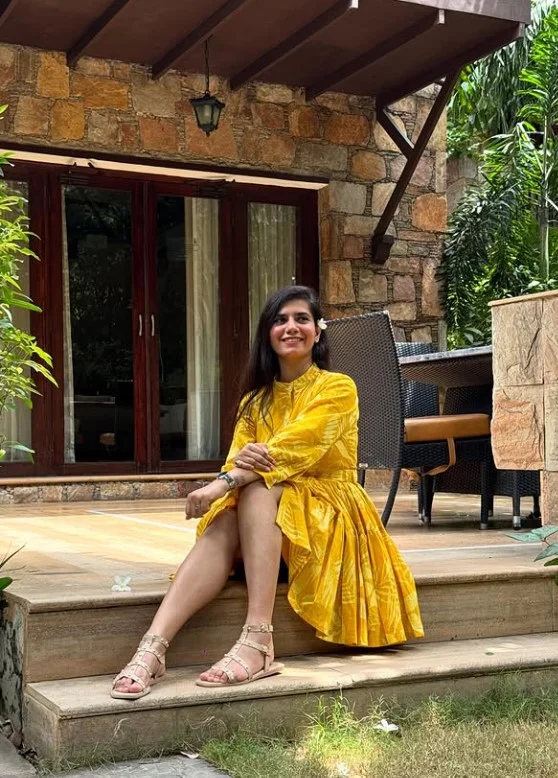 Mustard yellow sweater paired with denim for a flattering warm complexion.