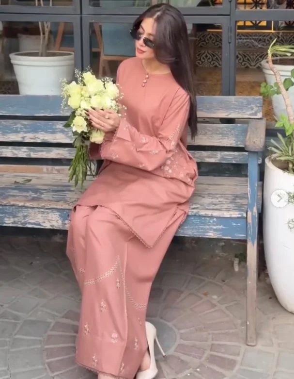 Peach dress with neutral sandals flattering warm golden undertones.