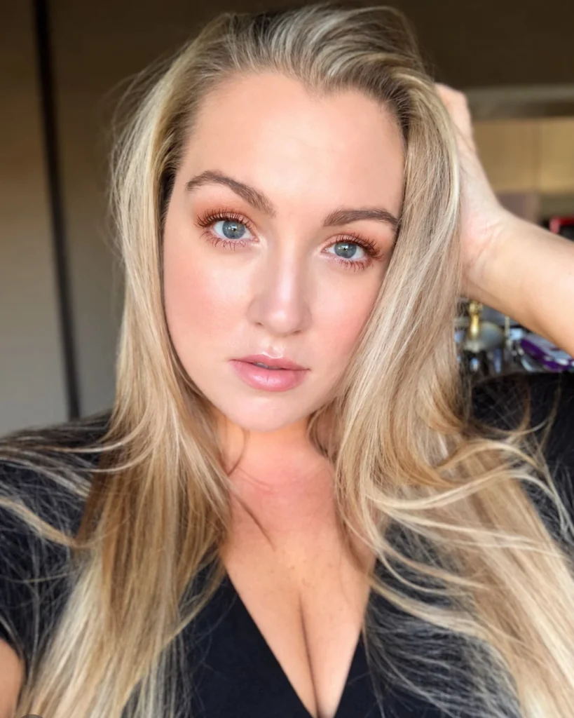 Woman with blue eyes wearing copper mascara for a warm metallic-inspired lash look