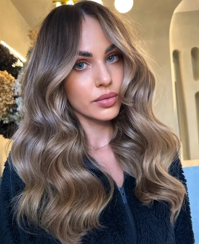 Mushroom brown hair featuring muted brown, beige, and ash tones for a cool-toned brunette look.